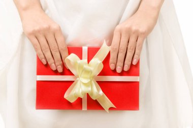 kadın elinde bir yay ile kırmızı hediye.