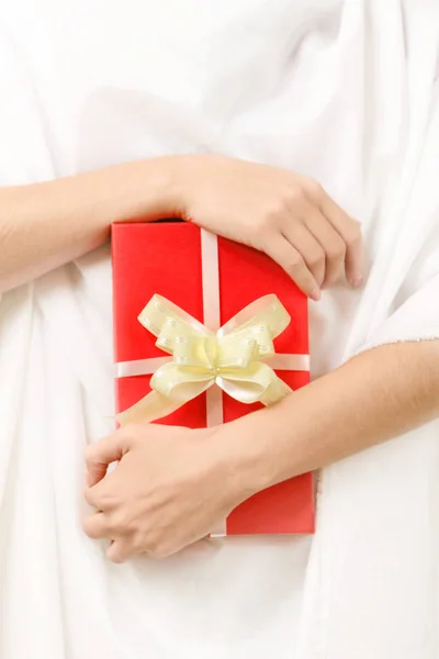 Regalo rosso con un inchino nelle mani femminili . — Foto Stock