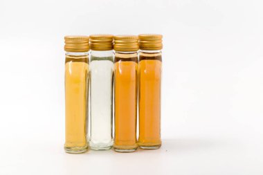 güçlü ruhları farklı renklerde cam şişe