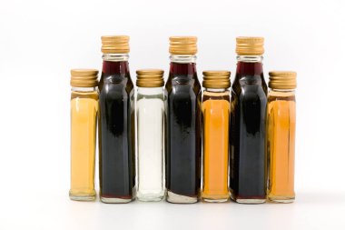 güçlü ruhları farklı renklerde cam şişe