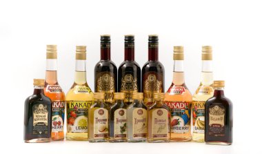 Gomel, Belarus - 26 Eylül 2017: Alkollü ürünler ve beyaz zemin üzerine Gomel damıtım.