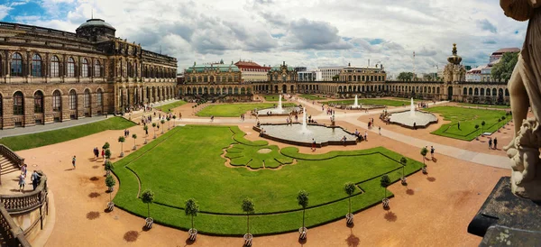 Dresden, Almanya - 4 Ağustos 2017: Zwinger - son Alman Barok, 18. yüzyılın başlarında kuruldu. Dört muhteşem saray binasından oluşan bir kompleks.