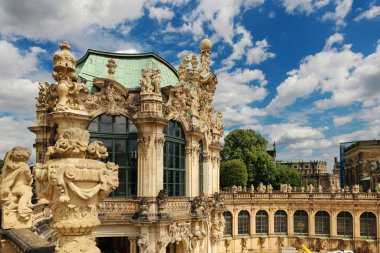 Dresden, Almanya - 4 Ağustos 2017: Zwinger - son Alman Barok, 18. yüzyılın başlarında kuruldu. Dört muhteşem saray binasından oluşan bir kompleks.