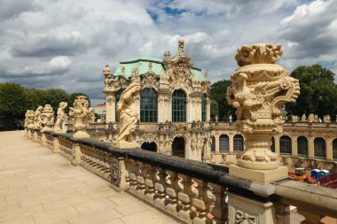 Dresden, Almanya - 4 Ağustos 2017: Zwinger - son Alman Barok, 18. yüzyılın başlarında kuruldu. Dört muhteşem saray binasından oluşan bir kompleks.