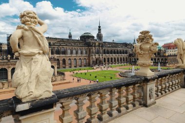 Dresden, Almanya - 4 Ağustos 2017: Zwinger - son Alman Barok, 18. yüzyılın başlarında kuruldu. Dört muhteşem saray binasından oluşan bir kompleks.