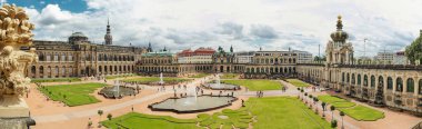 Dresden, Almanya - 4 Ağustos 2017: Zwinger - son Alman Barok, 18. yüzyılın başlarında kuruldu. Dört muhteşem saray binasından oluşan bir kompleks.