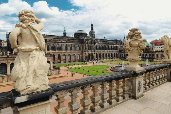 Dresden, Almanya - 4 Ağustos 2017: Zwinger - son Alman Barok, 18. yüzyılın başlarında kuruldu. Dört muhteşem saray binasından oluşan bir kompleks.