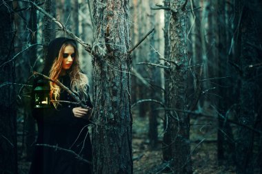 Cadılar Bayramı. Ormanın içinde siyah elbiseli güzel kız