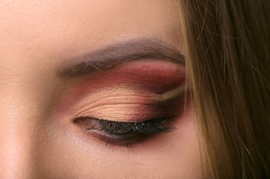 güzel kız gözleri parlak akşam makyaj ile.