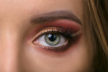 güzel kız gözleri parlak akşam makyaj ile.