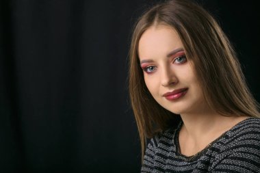 Güzel beyaz bir kızın büyük bir portresi..