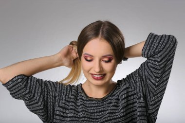 Güzel beyaz bir kızın büyük bir portresi..