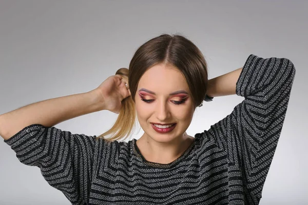 Güzel beyaz bir kızın büyük bir portresi..