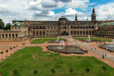 Dresden, Almanya - 4 Ağustos 2017: Zwinger - son Alman Barok, 18. yüzyılın başlarında kuruldu. Dört muhteşem saray binasından oluşan bir kompleks.