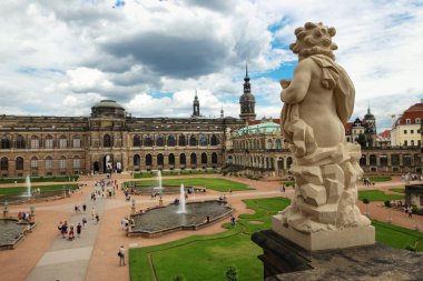 Dresden, Almanya - 4 Ağustos 2017: Zwinger - son Alman Barok, 18. yüzyılın başlarında kuruldu. Dört muhteşem saray binasından oluşan bir kompleks.