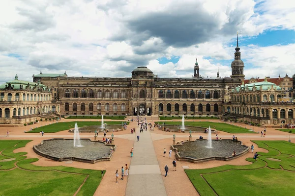 Dresden, Almanya - 4 Ağustos 2017: Zwinger - son Alman Barok, 18. yüzyılın başlarında kuruldu. Dört muhteşem saray binasından oluşan bir kompleks.