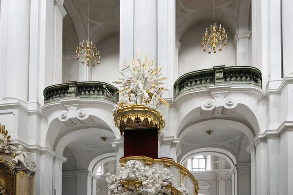 Dresde, Alemania - 4 de agosto de 2017: Dresde Hofkirche Catholic co — Foto de Stock