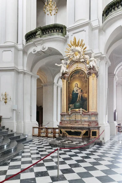 Dresden, Alemanha - 4 de agosto de 2017: Dresden Hofkirche Catholic co — Fotografia de Stock