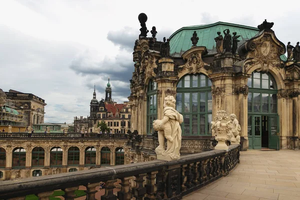 Dresden, Alemanha - 4 de agosto de 2017: Zwinger - barroco alemão tardio, fundado no início do século XVIII. um complexo de quatro magníficos edifícios palacianos. — Fotografia de Stock