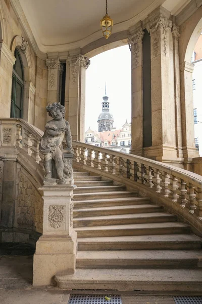 Dresde, Allemagne - 4 août 2017 : Zwinger - baroque allemand tardif, fondé au début du XVIIIe siècle. un complexe de quatre magnifiques palais. — Photo