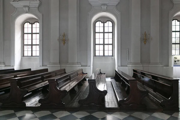 Drezno, Niemcy - 4 sierpnia 2017: Drezno Hofkirche katolickiej Kościół Dworski - Katedra diecezji drezdeńsko-miśnieńska. — Zdjęcie stockowe