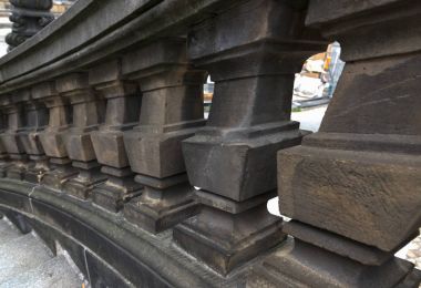 Dresden, Almanya - 4 Ağustos 2017: Turistik şehir. hayat Dresden öğlen modern sokakların.