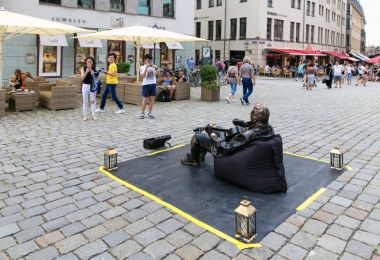Dresden, Almanya - 4 Ağustos 2017: Turistik şehir. hayat Dresden öğlen modern sokakların.