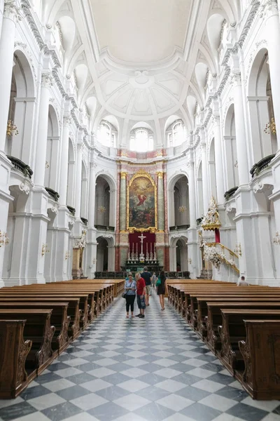 Dresde, Alemania - 4 de agosto de 2017: Dresde Hofkirche Iglesia de la corte católica - Catedral de la Diócesis de Dresde-Meissen . — Foto de Stock