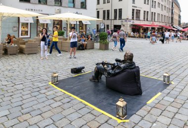 Dresden, Almanya - 4 Ağustos 2017: Turistik şehir. hayat Dresden öğlen modern sokakların.