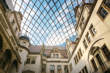 Dresden, Almanya - 4 Ağustos 2017: Zwinger - son Alman Barok, 18. yüzyılın başlarında kuruldu. Dört muhteşem saray binasından oluşan bir kompleks.