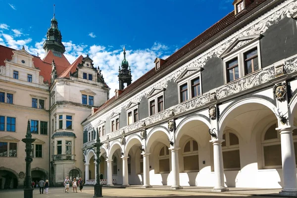 Dresden, Alemanha - 4 de agosto de 2017: Zwinger - barroco alemão tardio, fundado no início do século XVIII. um complexo de quatro magníficos edifícios palacianos. — Fotografia de Stock