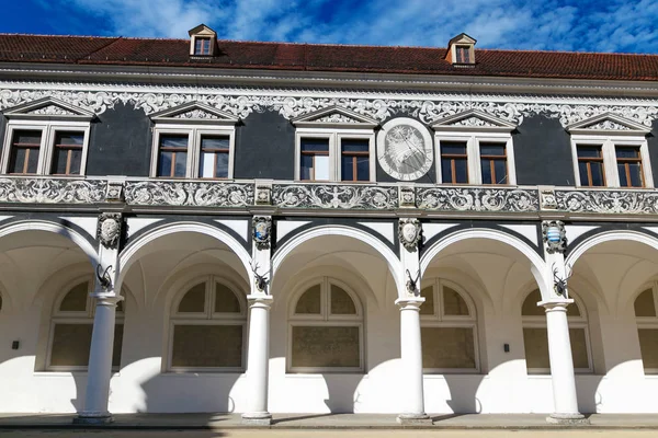 Dresden, Almanya - 4 Ağustos 2017: Zwinger - son Alman Barok, 18. yüzyılın başlarında kuruldu. Dört muhteşem saray binasından oluşan bir kompleks.