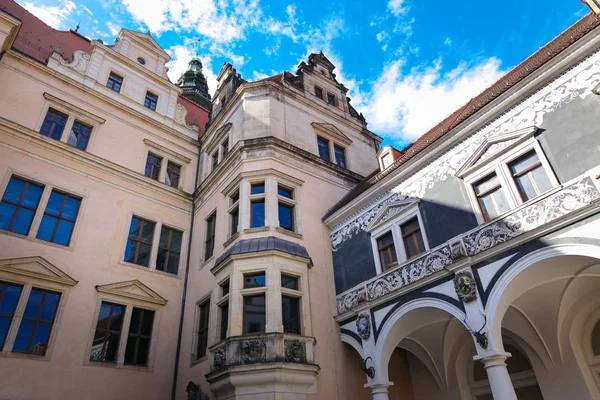 Dresden, Almanya - 4 Ağustos 2017: Zwinger - son Alman Barok, 18. yüzyılın başlarında kuruldu. Dört muhteşem saray binasından oluşan bir kompleks.