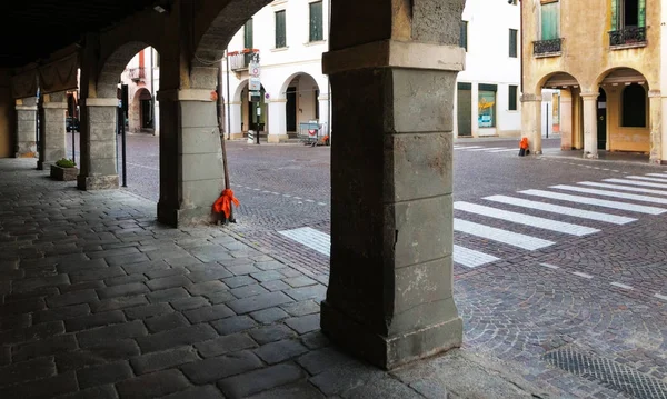 Montagnana, Italia - 6 de agosto de 2017: arquitectura de las tranquilas calles de la ciudad vieja en la madrugada. — Foto de Stock