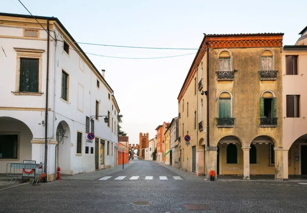Montagnana, Olaszország - 2017. augusztus 6.: a régi város csendes utcáinak építészete kora reggel. — Stock Fotó