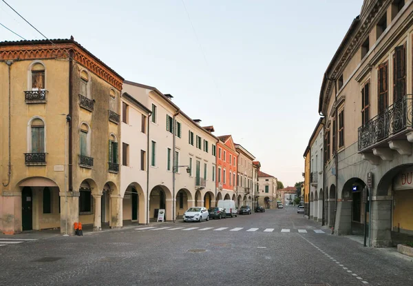 Montagnana, Olaszország - 2017. augusztus 6.: a régi város csendes utcáinak építészete kora reggel. — Stock Fotó