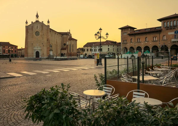 Montagnana, Italia - 6 de agosto de 2017: arquitectura de las tranquilas calles de la ciudad vieja en la madrugada. — Foto de Stock