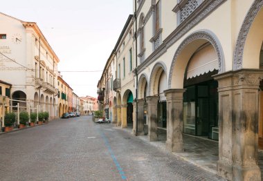 Montagnana, İtalya - 6 Ağustos 2017: Eski şehrin sakin sokaklarının mimarisi.