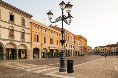 Montagnana, İtalya - 6 Ağustos 2017: Eski şehrin sakin sokaklarının mimarisi.