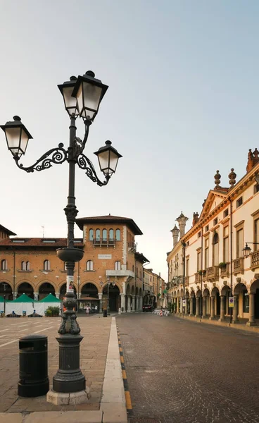 Montagnana, Itálie - 6. srpna 2017: architektura klidných ulic starého města v časných ranních hodinách. — Stock fotografie