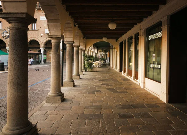 Montagnana, Italia - 6 de agosto de 2017: arquitectura de las tranquilas calles de la ciudad vieja en la madrugada. — Foto de Stock