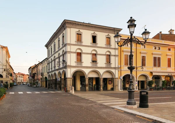Montagnana, Італія - 6 серпня 2017: архітектура тихих вулиць старого міста рано вранці. — стокове фото