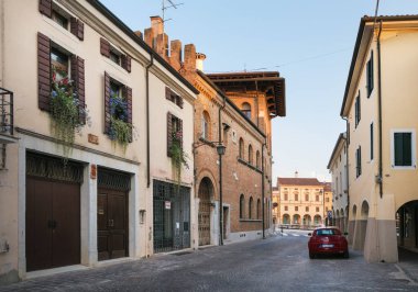 Montagnana, İtalya - 6 Ağustos 2017: Eski şehrin sakin sokaklarının mimarisi.