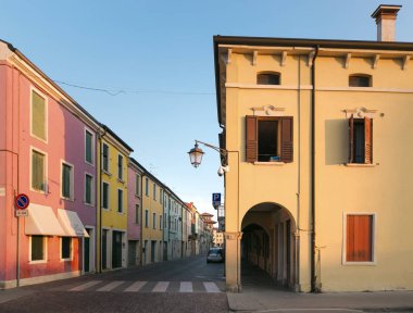 Montagnana, İtalya - 6 Ağustos 2017: Eski şehrin sakin sokaklarının mimarisi.