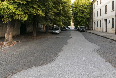 Montagnana, İtalya - 6 Ağustos 2017: Eski şehrin sakin sokaklarının mimarisi.