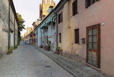 Montagnana, İtalya - 6 Ağustos 2017: Eski şehrin sakin sokaklarının mimarisi.