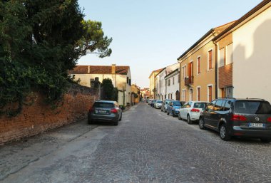 Montagnana, İtalya - 6 Ağustos 2017: Eski şehrin sakin sokaklarının mimarisi.