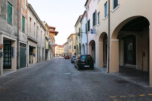 이탈리아 몬타냐, 2017 년 8 월 6 일: 옛 도시의 조용 한 거리의 건축 아침. — 스톡 사진