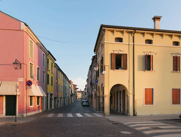 Montagnana, Italia - 6 de agosto de 2017: arquitectura de las tranquilas calles de la ciudad vieja en la madrugada. —  Fotos de Stock