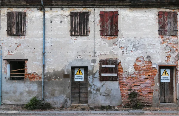 Montagnana, İtalya - 6 Ağustos 2017: Mimari çözüm eski şehrin evin cephe.